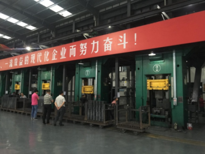 如何提高鎂碳磚質(zhì)量？華隆伺服電動螺旋壓磚機給你答案