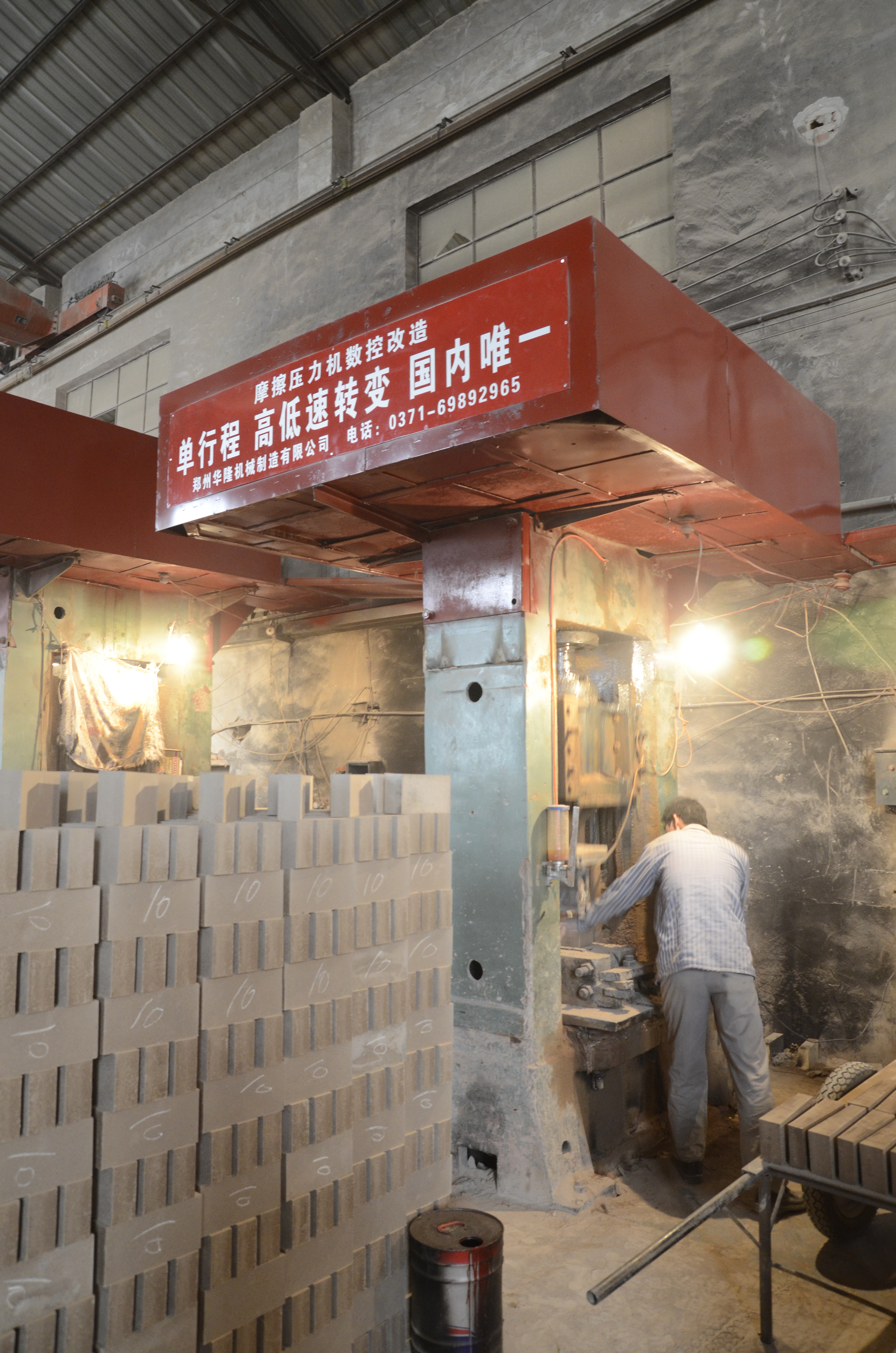為什么企業(yè)都在淘汰摩擦壓力機(jī)？不僅僅是省錢的事